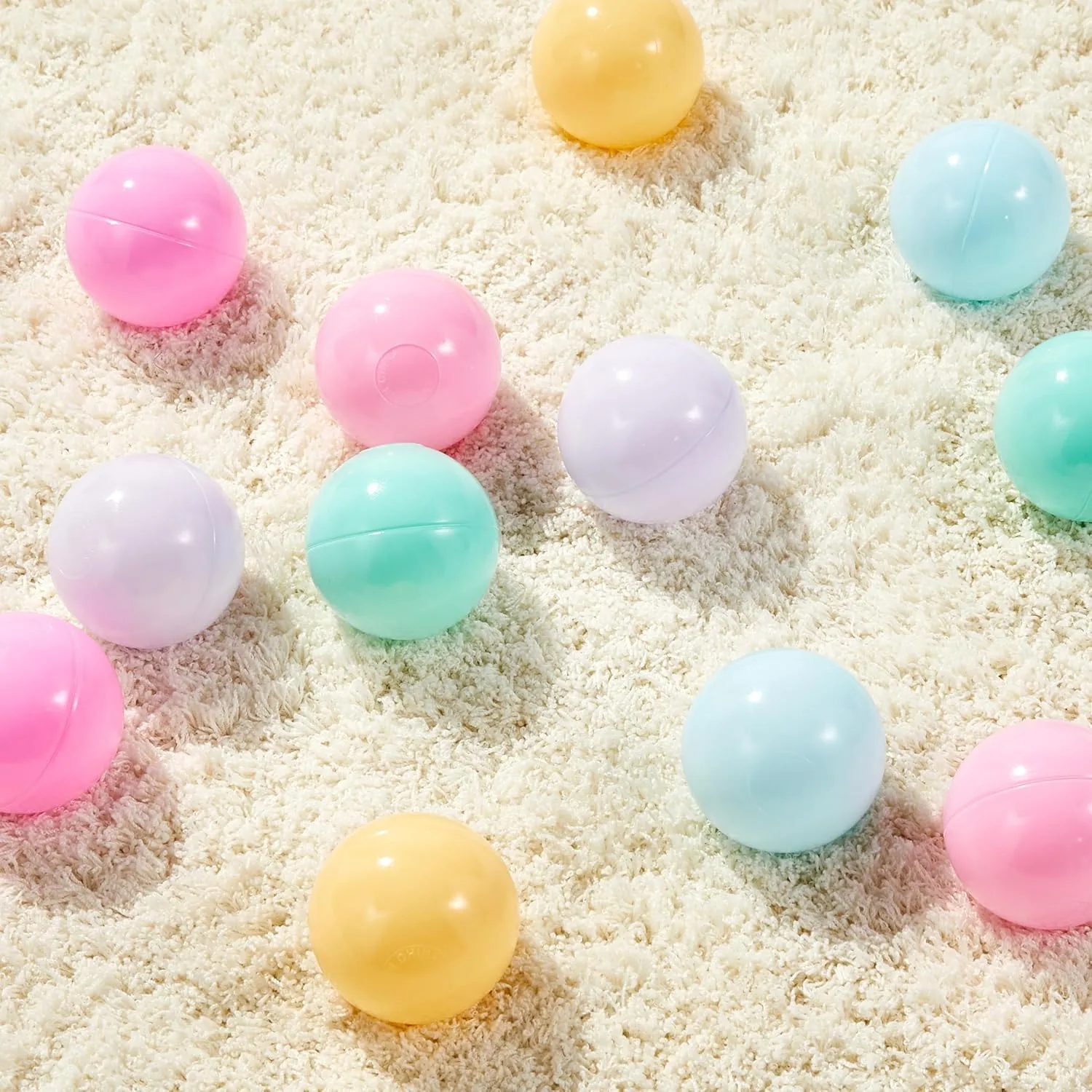 Amazon Basics BPA Free Crush-Proof Plastic Ball, Pit Balls with Storage Bag, Toddlers Kids 12  Months, Pack of 400 Balls, 6 Pastel Colors