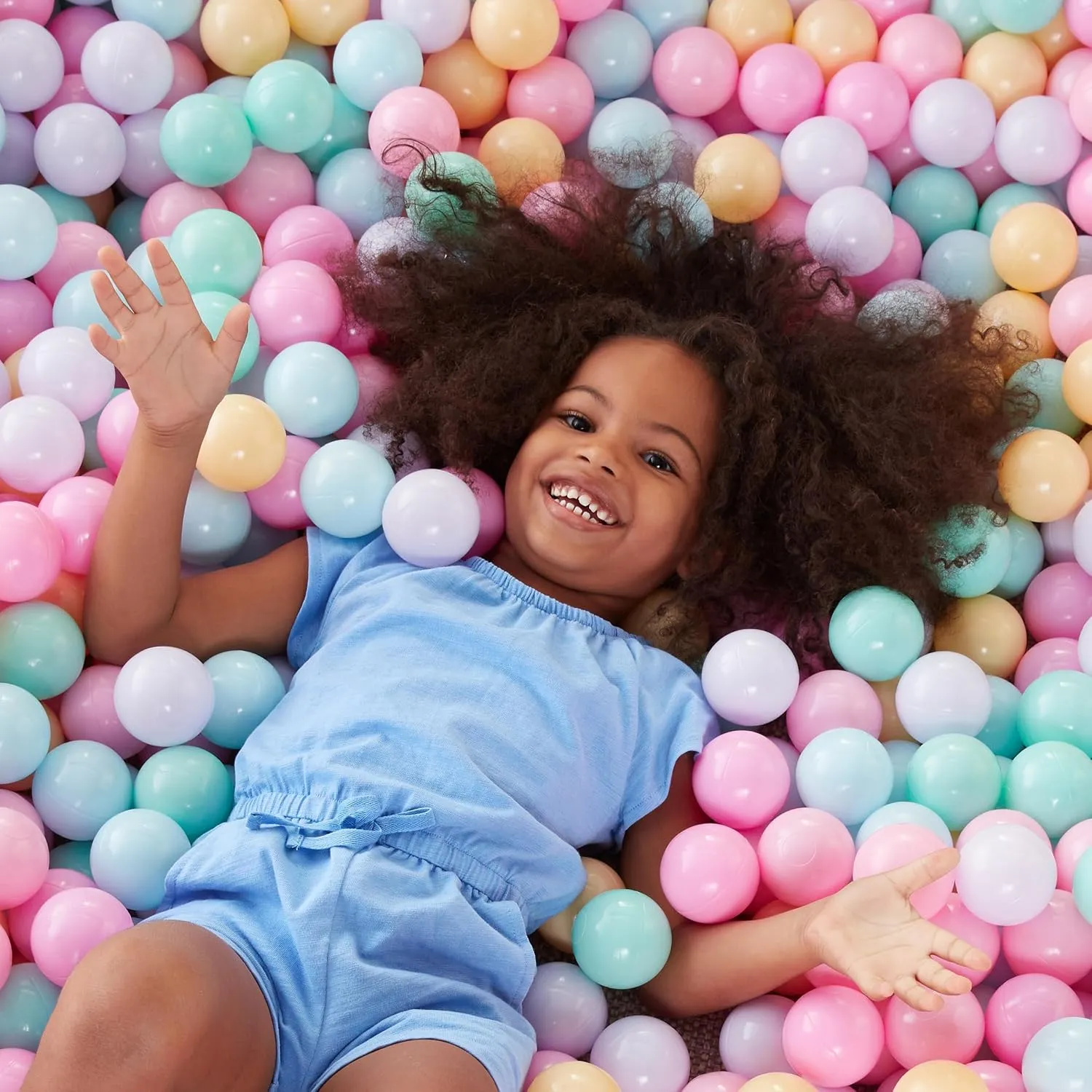 Amazon Basics BPA Free Crush-Proof Plastic Ball, Pit Balls with Storage Bag, Toddlers Kids 12  Months, Pack of 400 Balls, 6 Pastel Colors