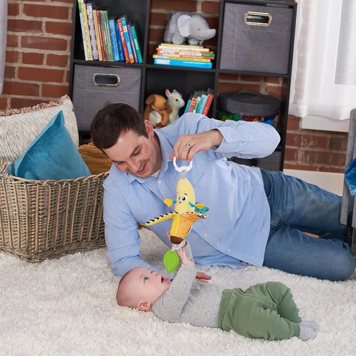 LAMAZE Bea The Banana, Clip on Pram and Pushchair Newborn Baby Sensory Toy, With Colours and Sounds, Development for Boys and Girls Aged 0 to 24 Months
